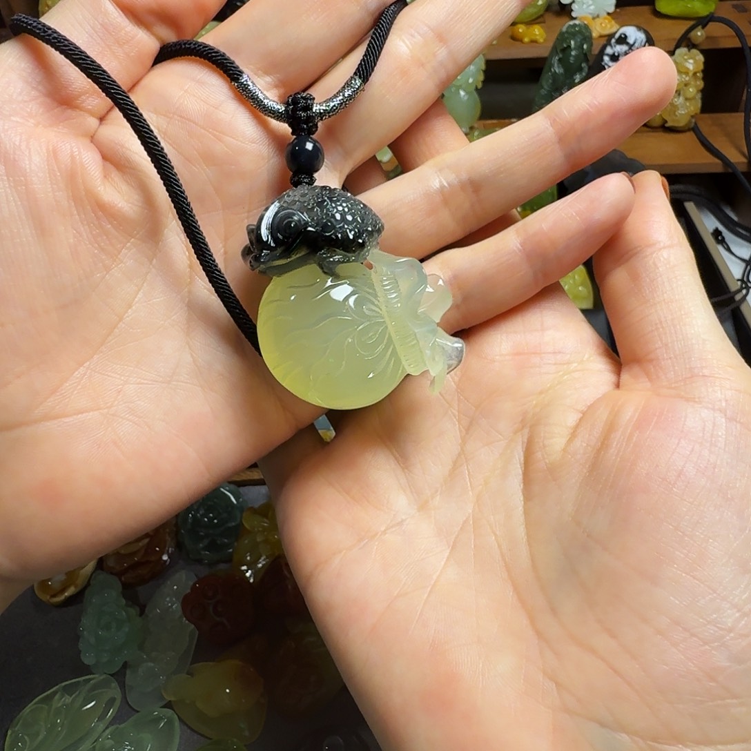 沥***秋蛇纹石玉未镶嵌颈饰