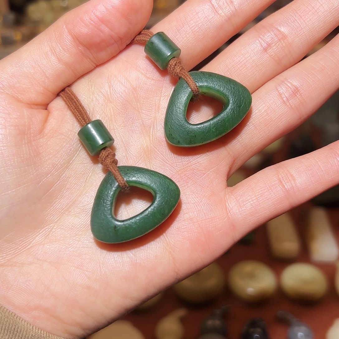 和田玉未镶嵌颈饰发其一