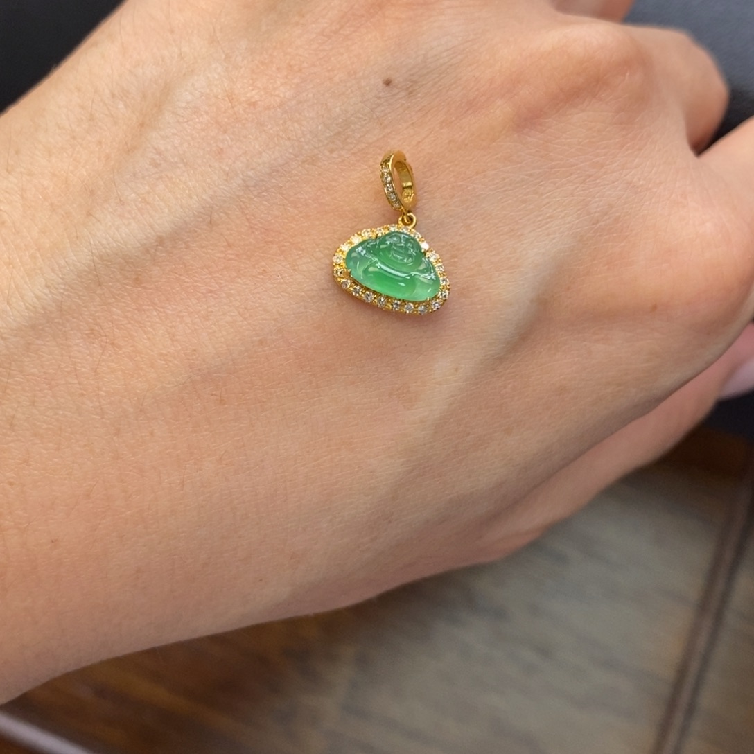 Z***J翡翠18K金镶嵌颈饰翡翠