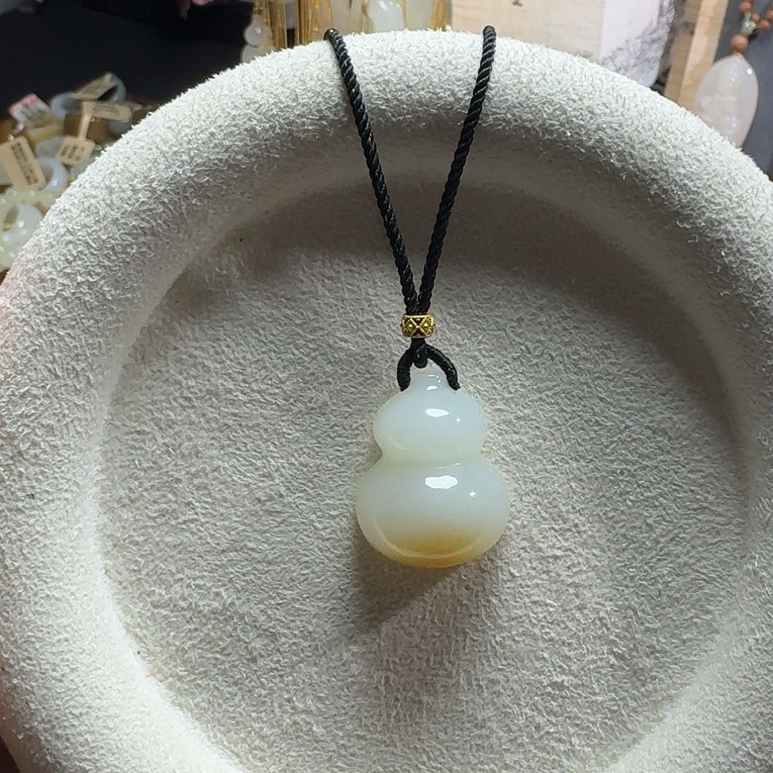 幸****和田玉未镶嵌颈饰糖葫芦