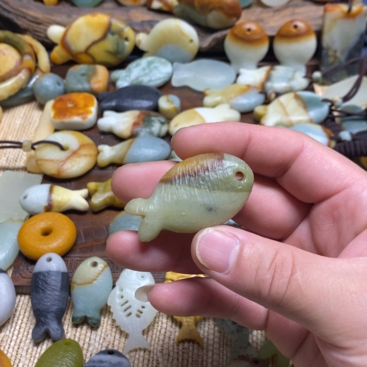 蛇纹石玉未镶嵌颈饰