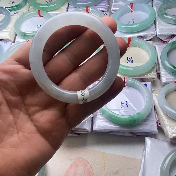 夏****翡翠未镶嵌手镯圆