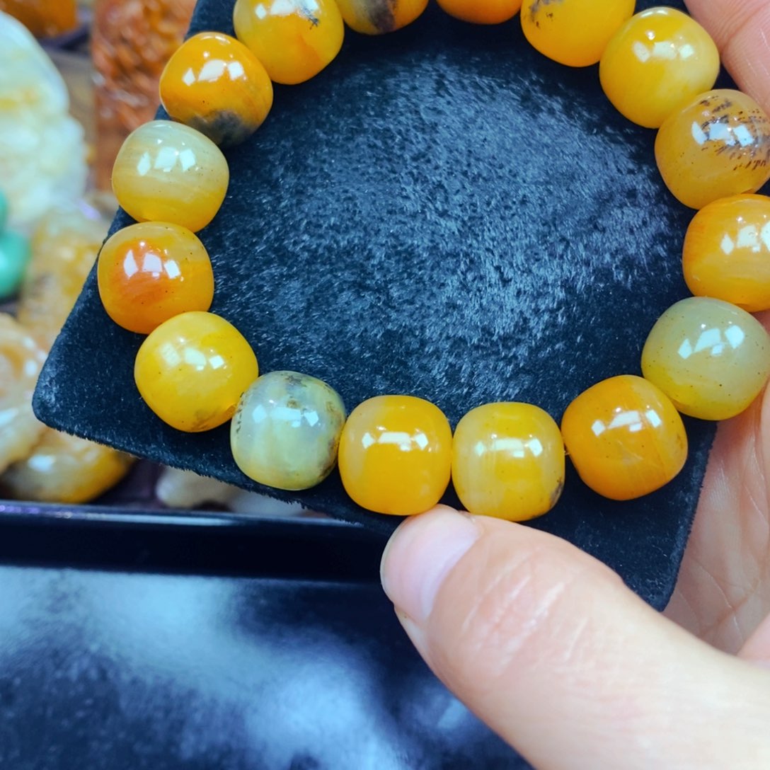 未镶嵌石英质玉（黄龙玉）颈饰