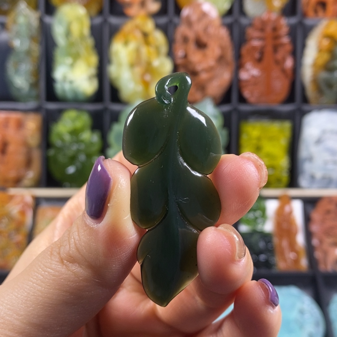 蛇纹石玉颈饰合金