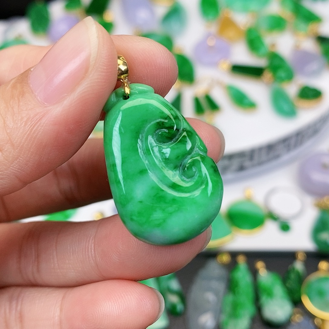 翡翠吊坠(不含链)18K金镶嵌