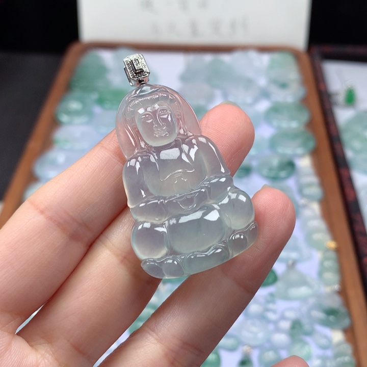 颈饰18K金镶嵌翡翠冰种正装观音