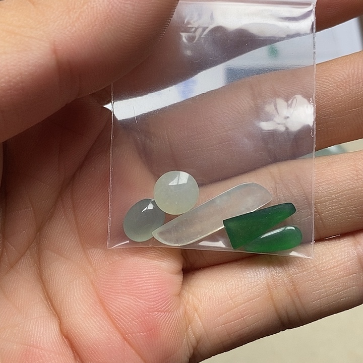 萧***湎散珠翡翠蛋面未镶嵌