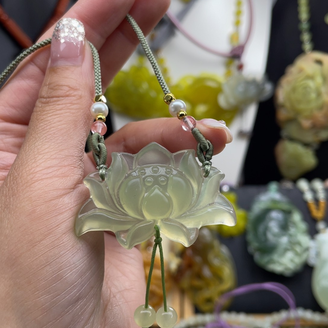 蛇纹石玉未镶嵌颈饰