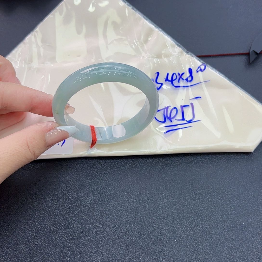 翡翠手镯未镶嵌手镯