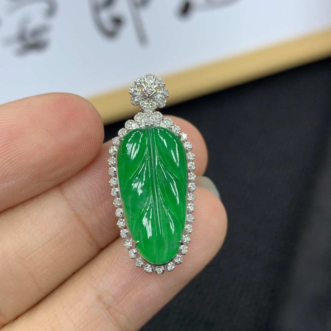 颈饰18K金镶嵌翡翠叶子