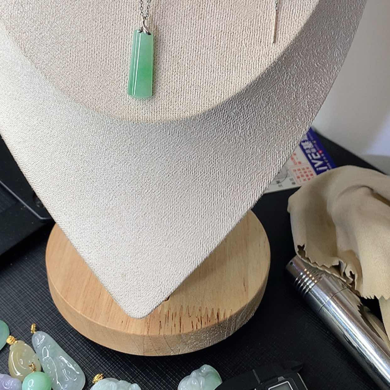 【闪购商品】翡翠吊坠(赠链)18K金镶嵌