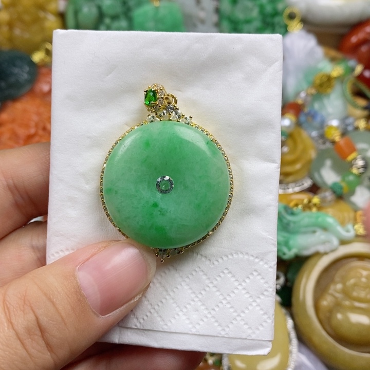 翡翠吊坠(赠链)未镶嵌