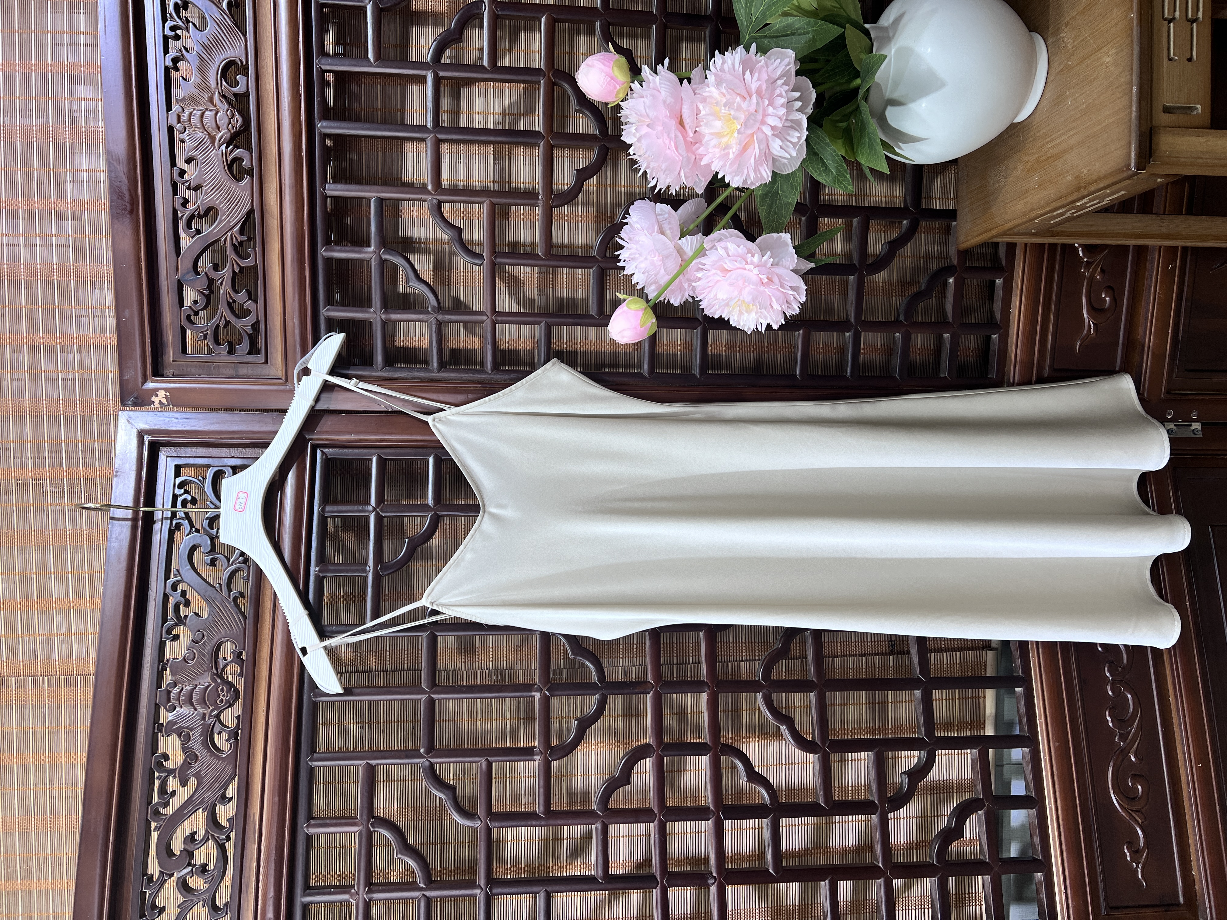 中长款斜裁吊带小背心