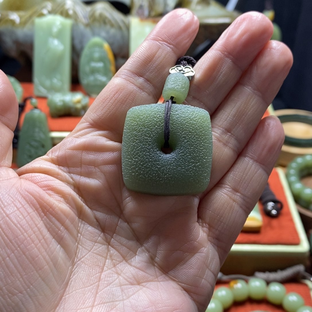 岫岩老玉（透闪石质玉）吊坠未镶嵌
