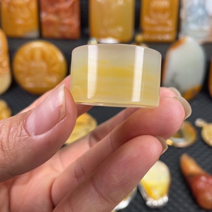 石英质玉（黄龙玉）未镶嵌颈饰