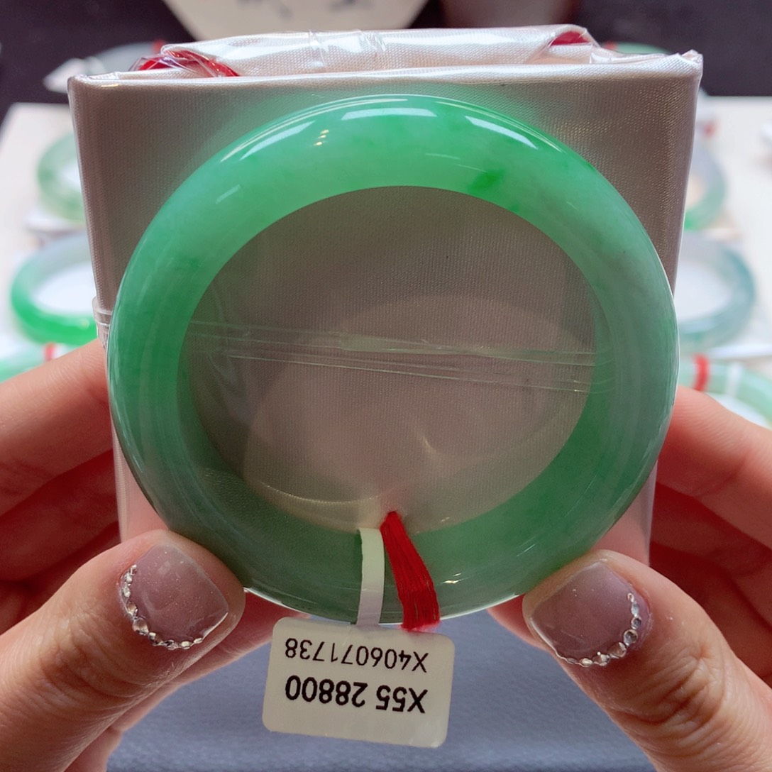 翡翠手镯未镶嵌在****瓜正圈77