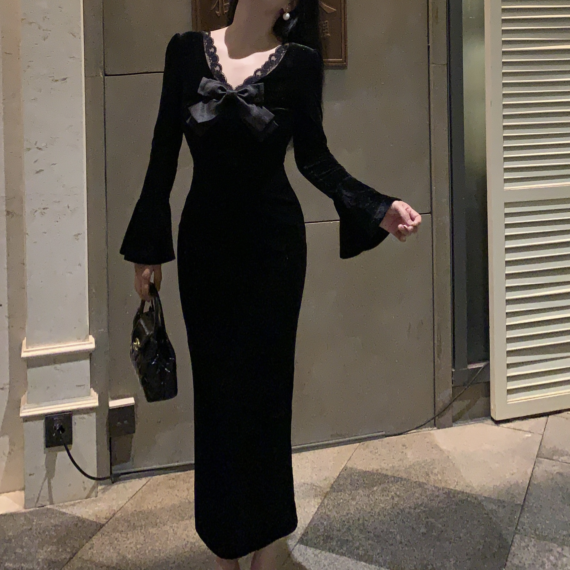 魅鹊 52583 【暗夜精灵】 法式气质v领蝴蝶结修身显瘦丝绒连衣裙