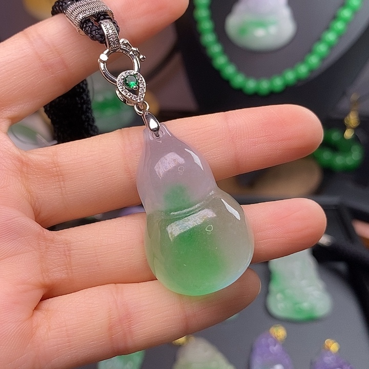 翡翠未镶嵌吊坠(赠链)