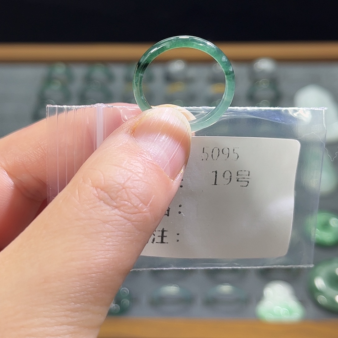 翡翠未镶嵌戒指5095。   