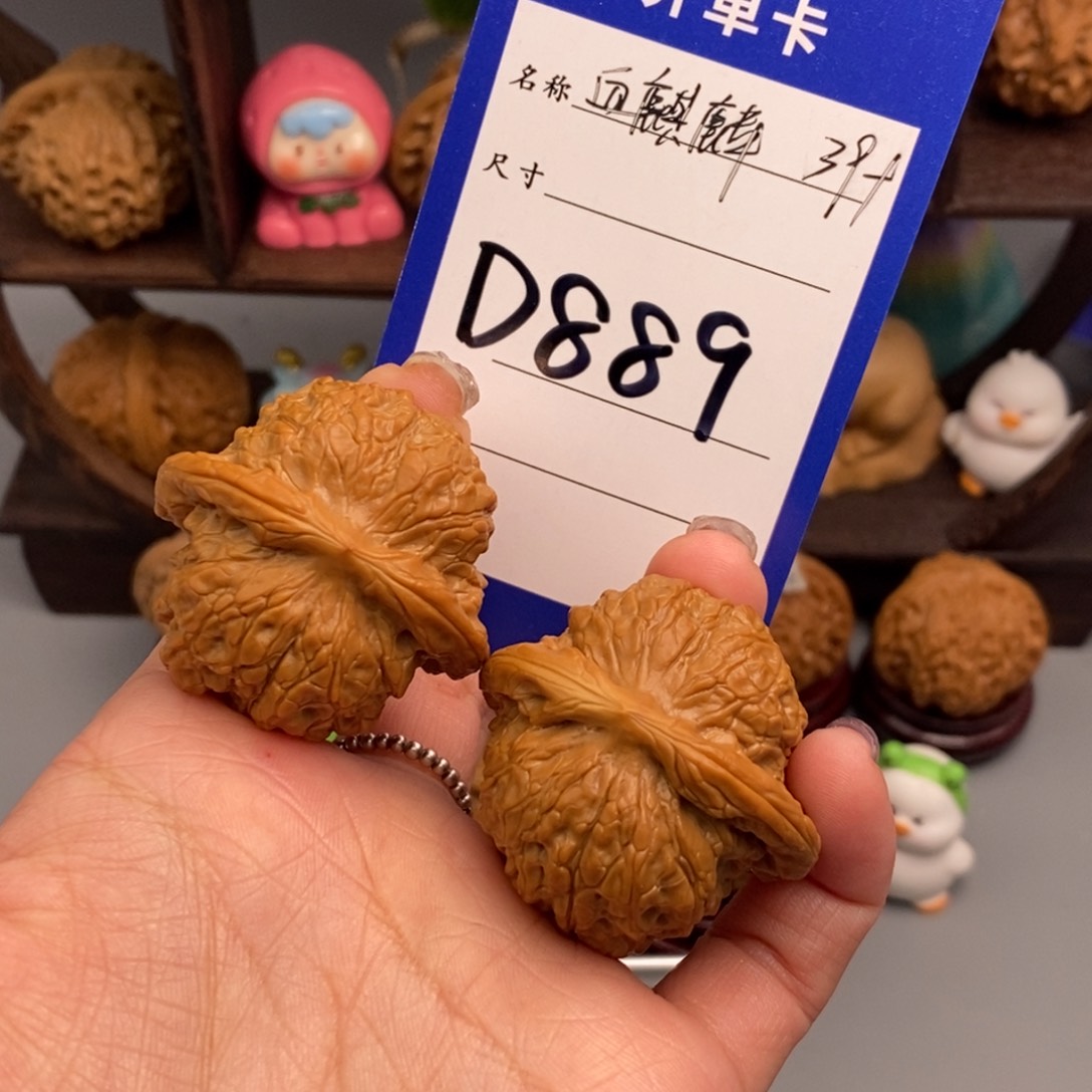 文玩核桃吊坠血麒麟
