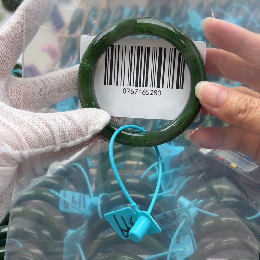 和田玉手镯未镶嵌微瑕6061