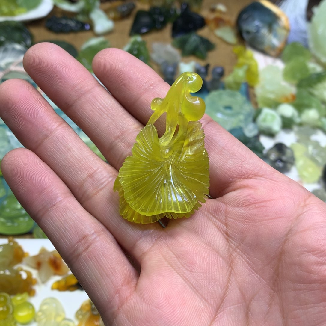 岫玉颈饰未镶嵌银杏叶