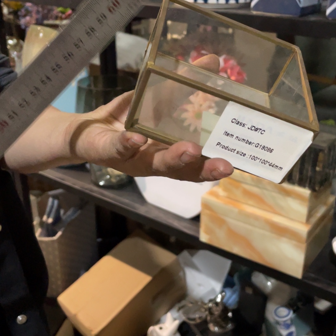 陶瓷花瓶，仿真绿植。