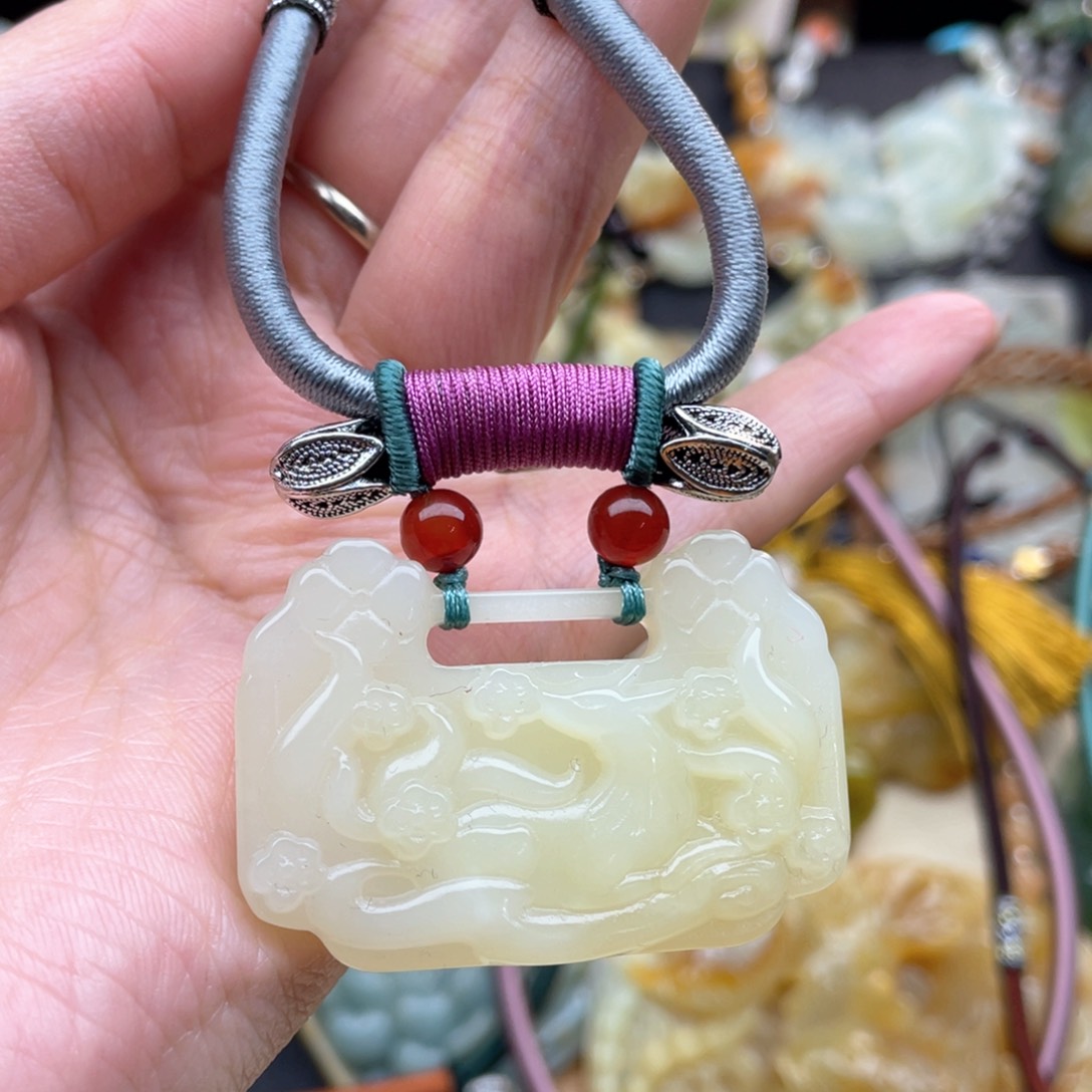 蛇纹石玉颈饰未镶嵌