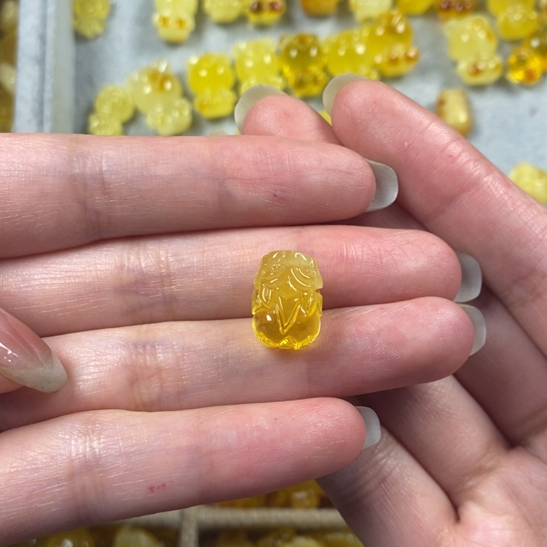 琥珀裸石未镶嵌张***…貔貅