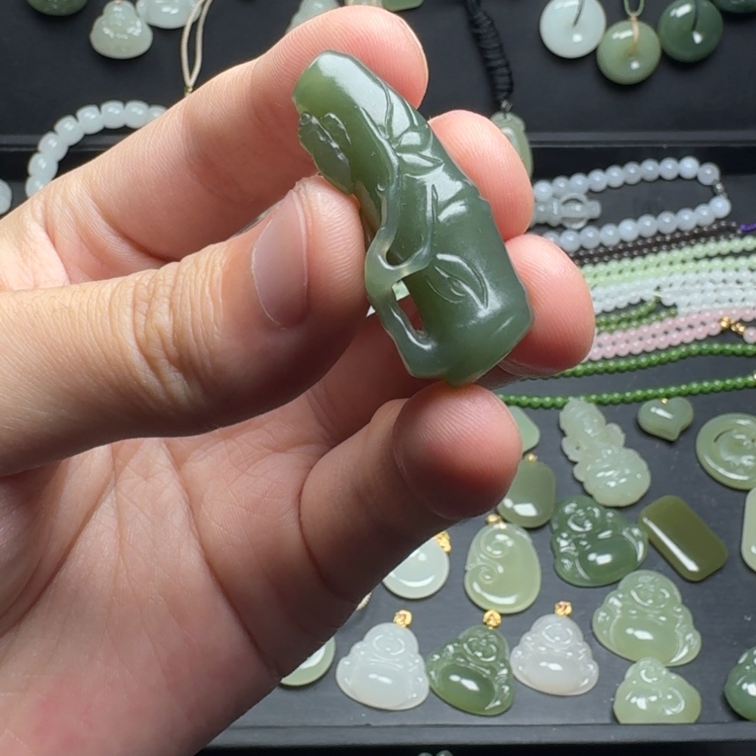 如***风和田玉未镶嵌颈饰