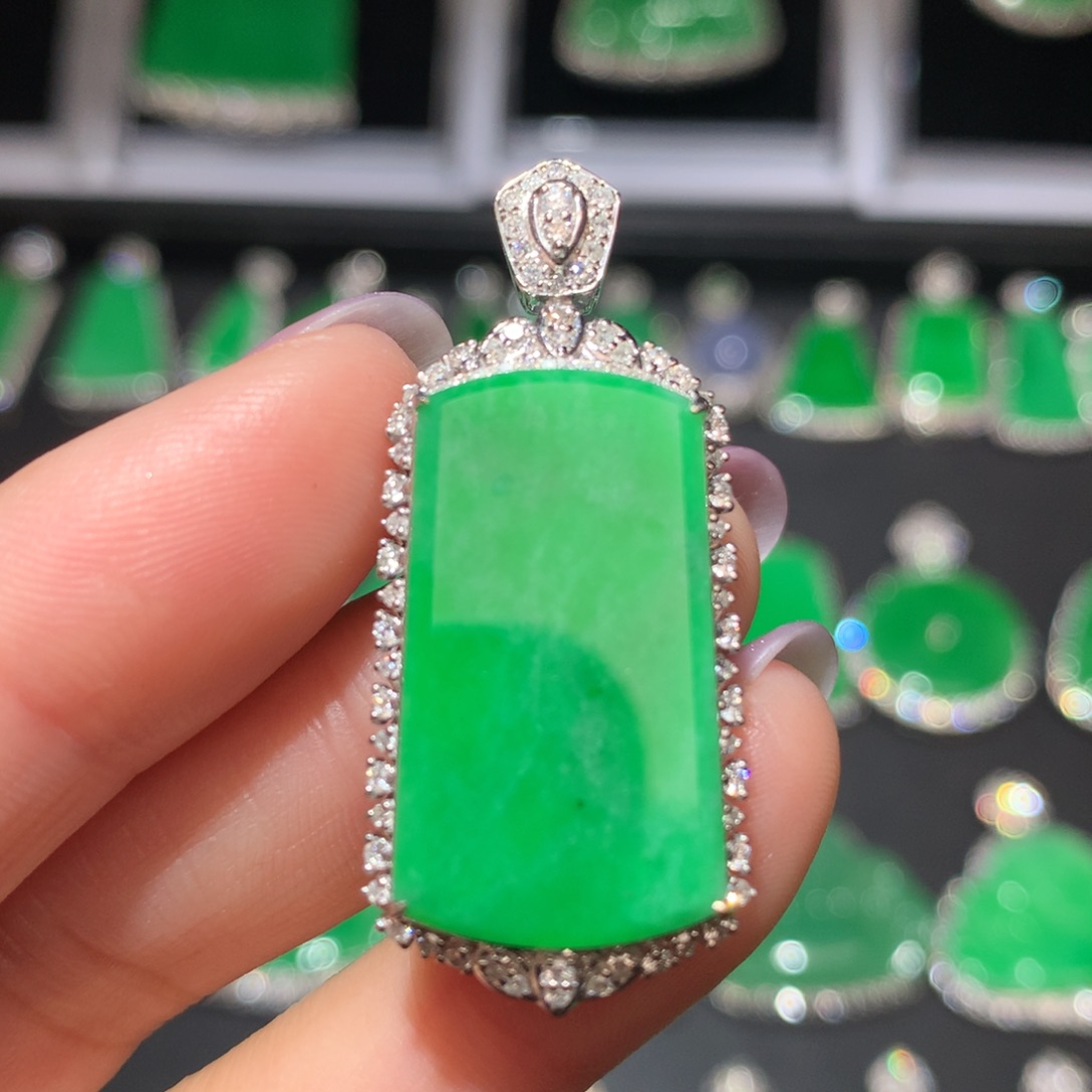 翡翠颈饰18K金镶嵌翡翠