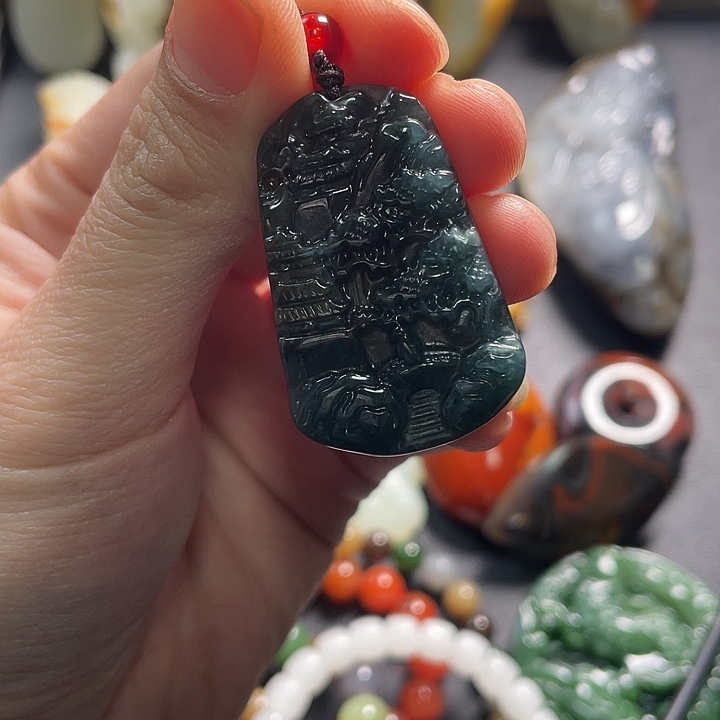 翡翠未镶嵌颈饰山水