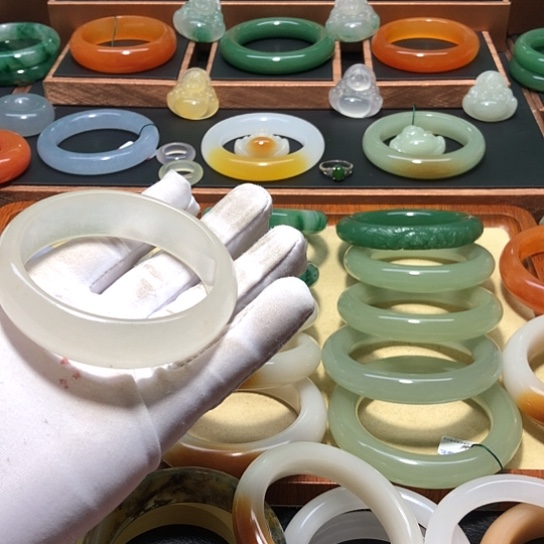 哪***啊石英质玉（黄龙玉）未镶嵌手镯