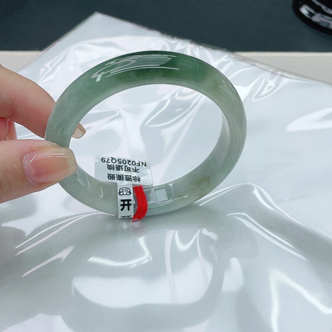 翡翠手镯未镶嵌正58