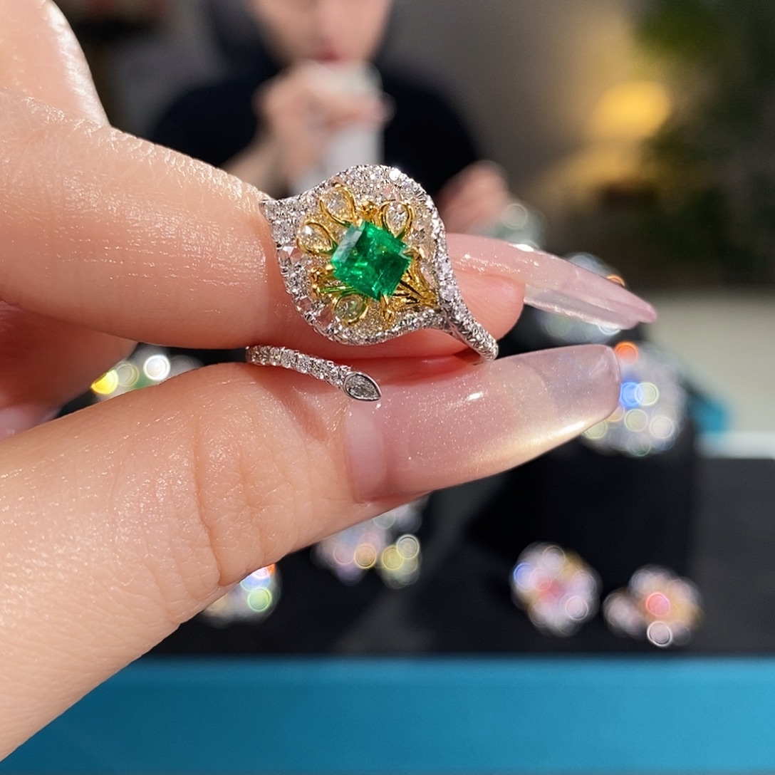 18K金镶嵌祖母绿戒指0.575ct