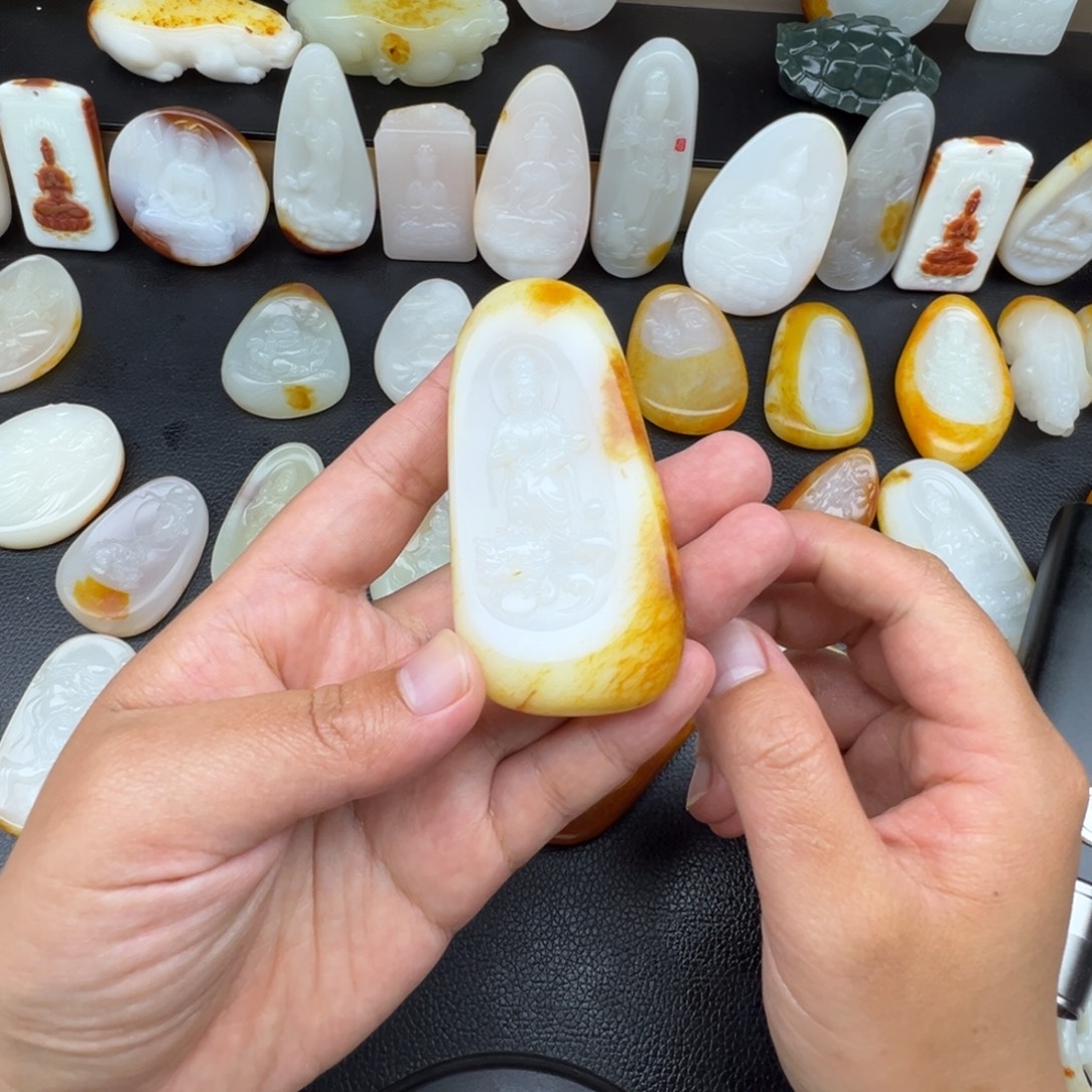 小****和田玉未镶嵌颈饰