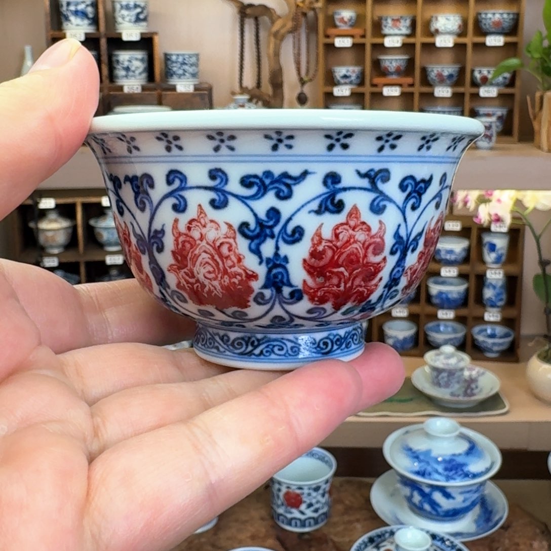 逸君堂手绘青花釉里红缠枝莲压手杯