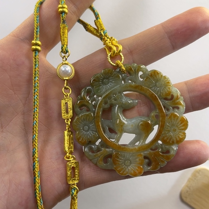 翡翠吊坠(赠链)未镶嵌