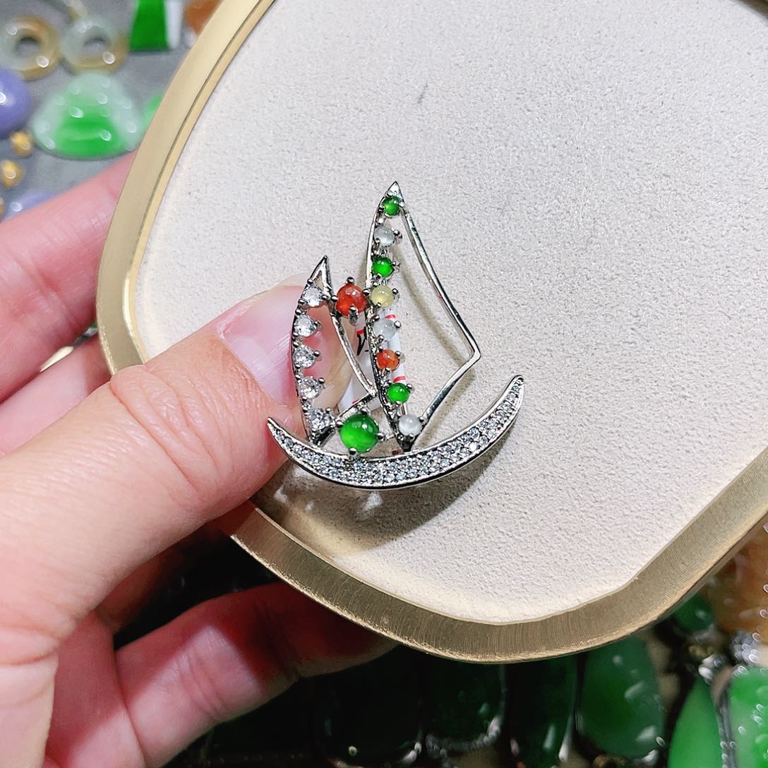 翡翠颈饰未镶嵌祼石