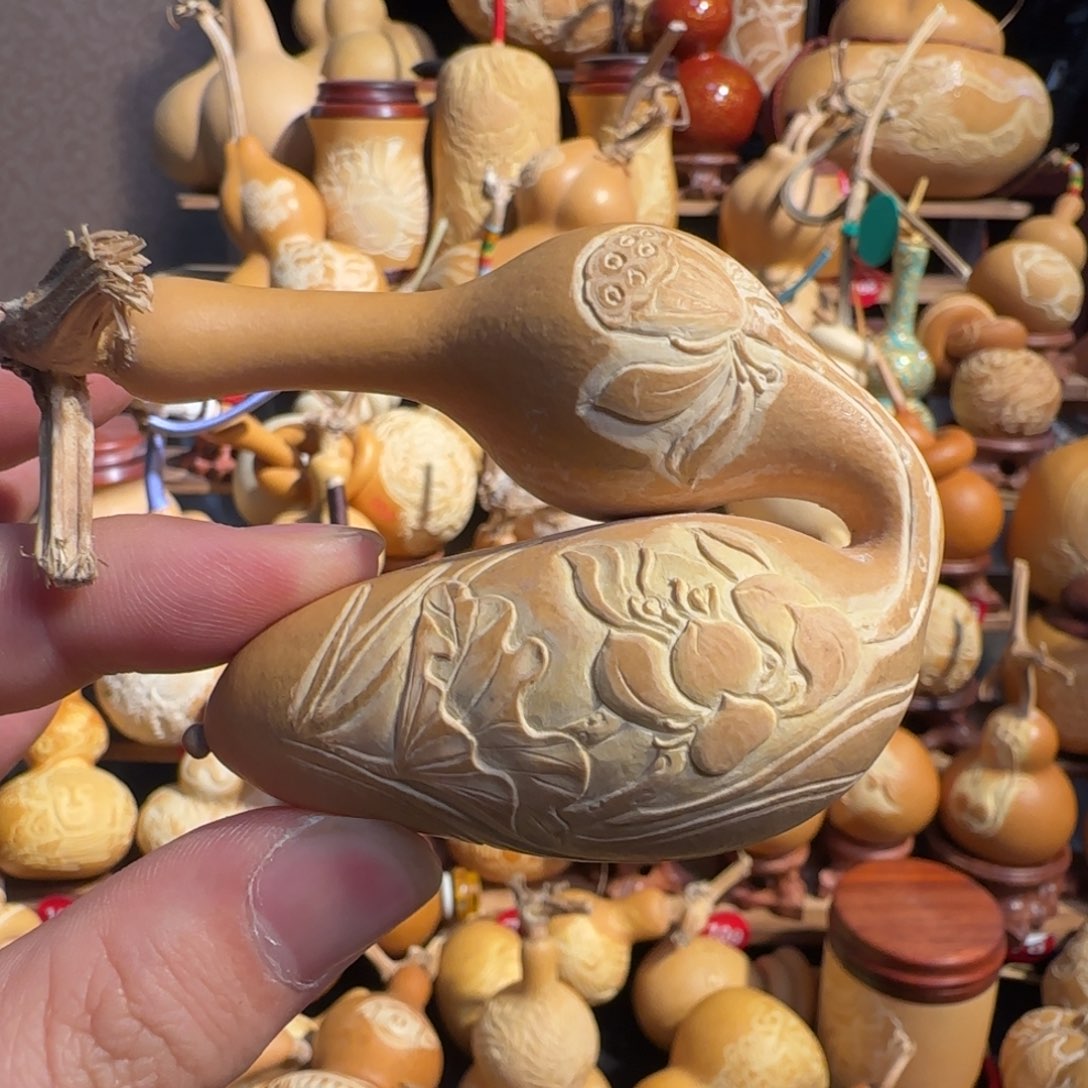 有机玻璃荷花蚂蚁雕刻贴肚