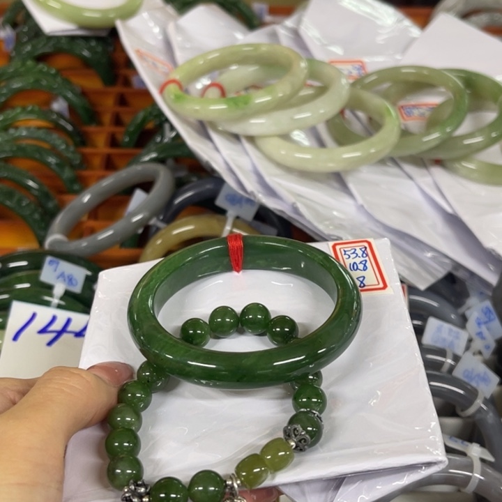 徒***莲和田玉未镶嵌手镯