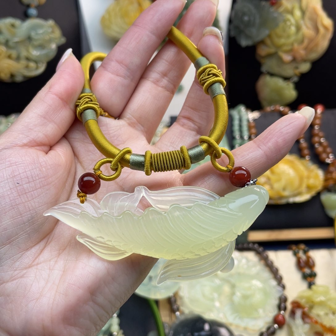 蛇纹石玉颈饰未镶嵌