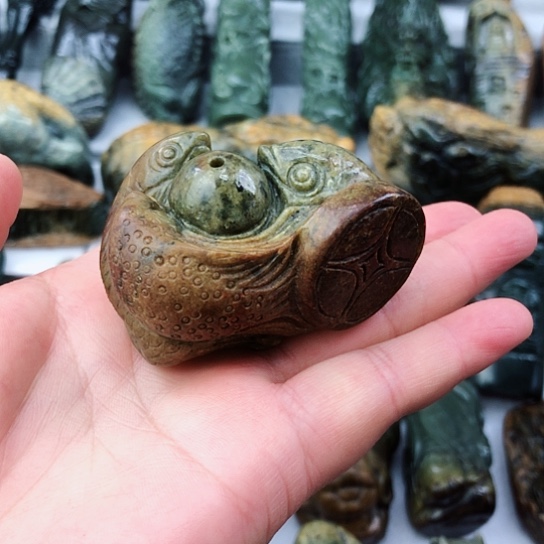 未镶嵌岫岩河磨玉（透闪石质玉）把件