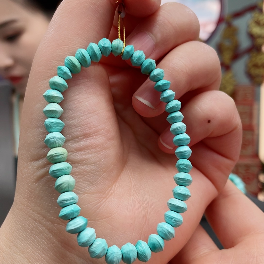 绿松石颈饰未镶嵌