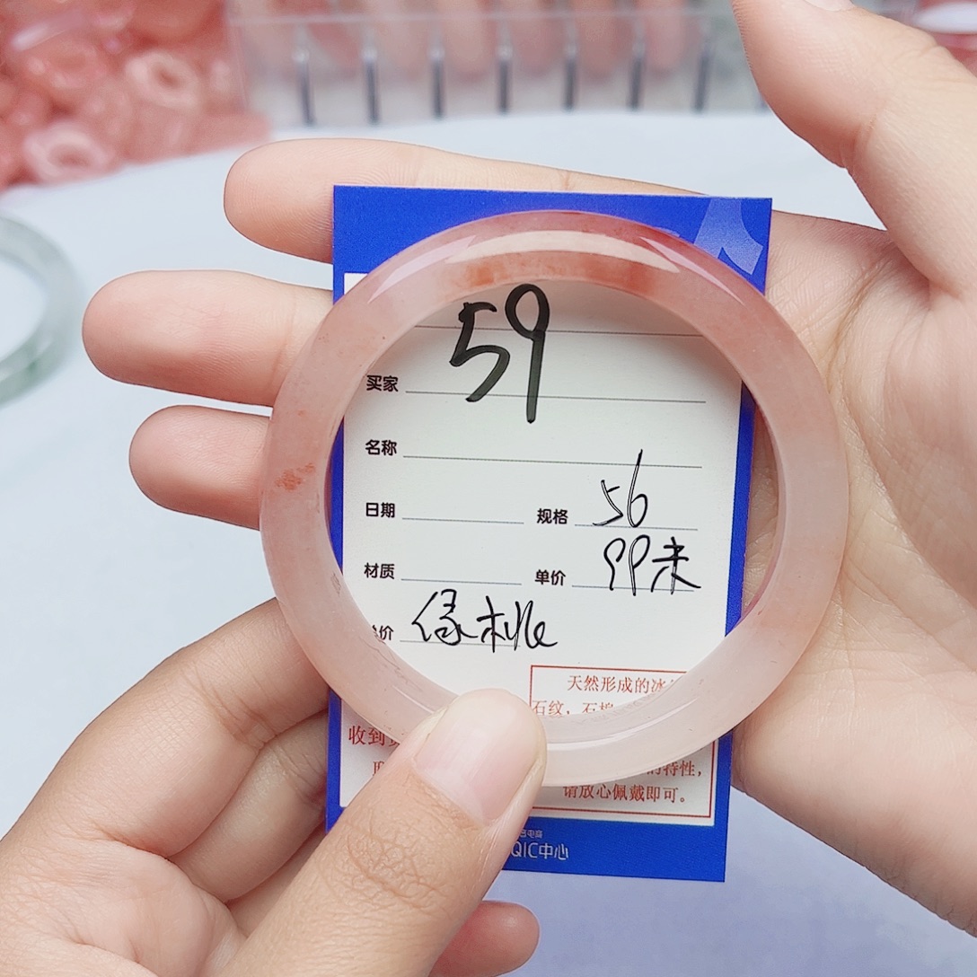 绿***桃石英质玉未镶嵌手镯