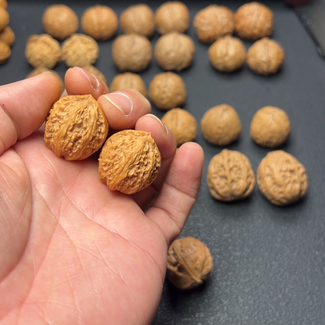 文玩核桃把件八棱蚂蚁纹