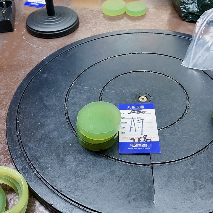 蛇纹石玉原石未镶嵌天****员