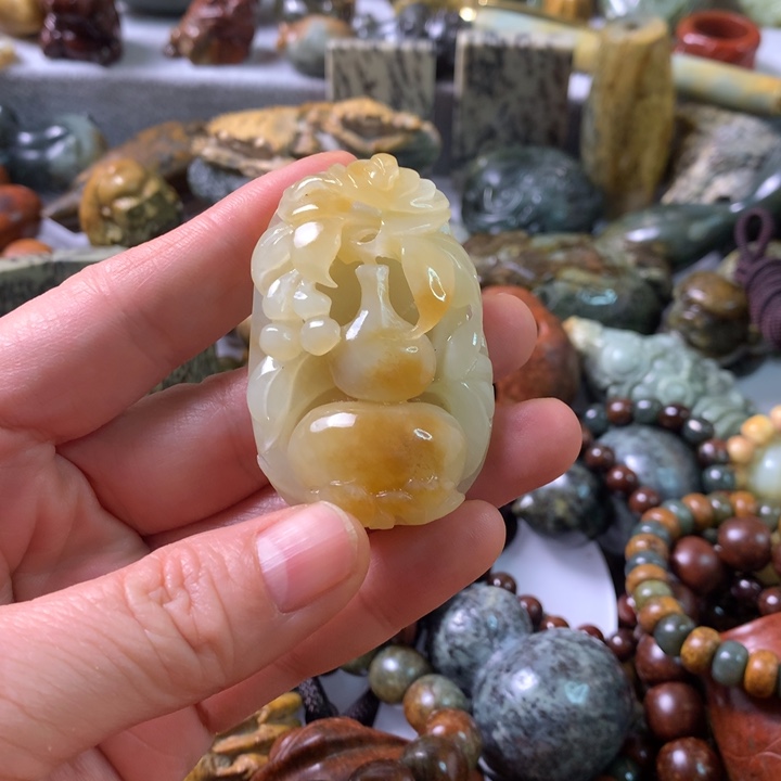 未镶嵌岫岩河磨玉（透闪石质玉）把件