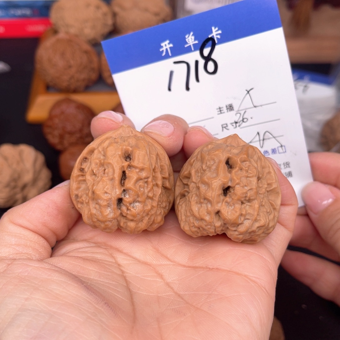 文玩核桃吊坠蛙蛙36尺。  1718