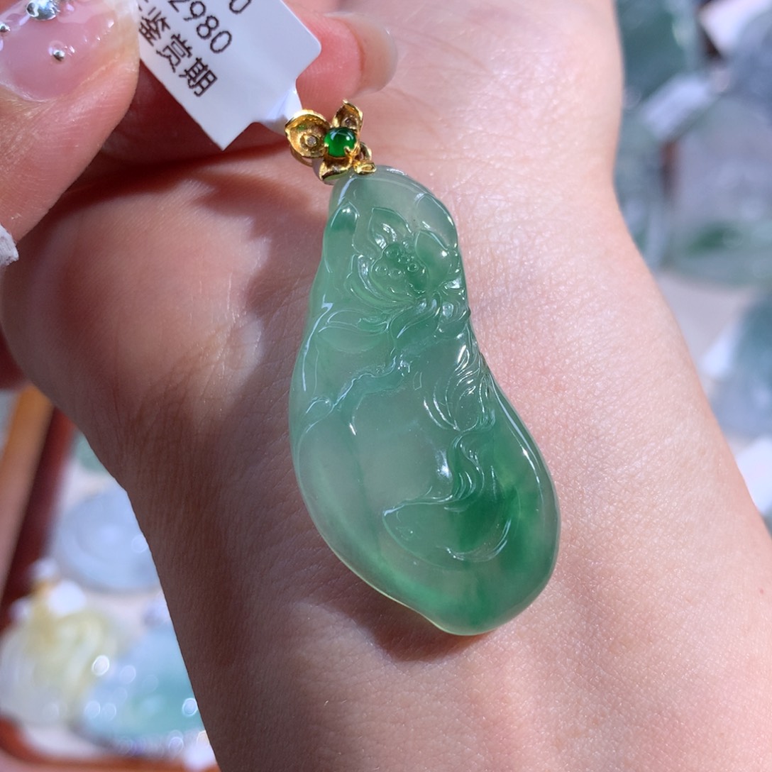 翡翠颈饰18K金镶嵌莲鱼牌